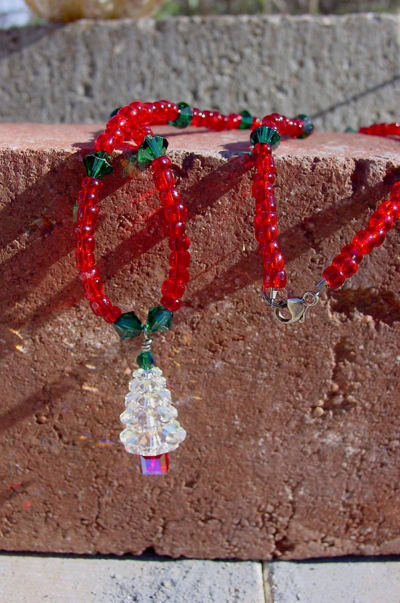 Rote Und Grüne Swarovski Kristall Baum Halskette, Weihnachtsbaum Halskette Mit Glasperlen von BaublesHandcrafted