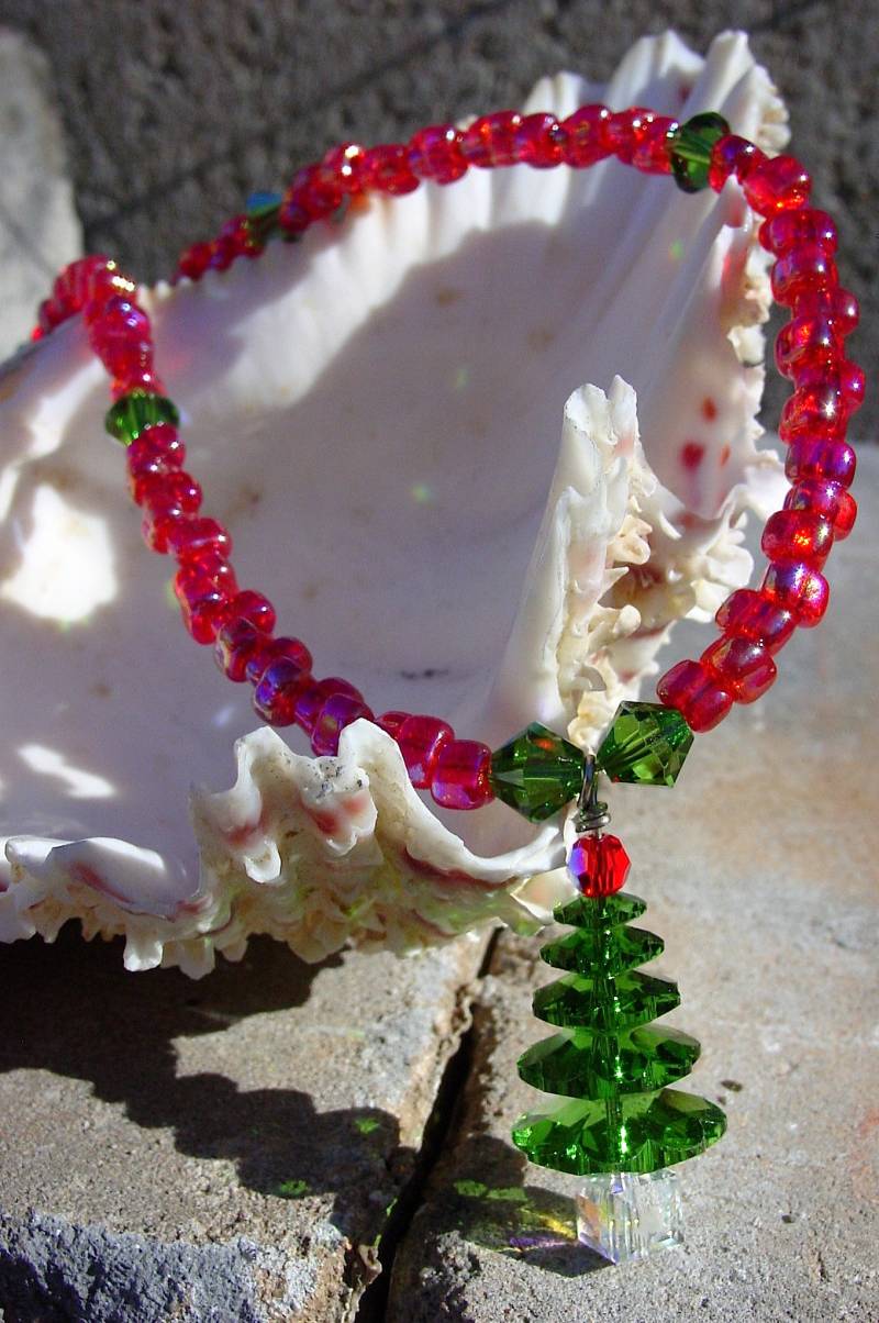 Rote Und Grüne Swarovski Kristall Baum Halskette, Weihnachtsbaum Halskette Mit Glasperlen von BaublesHandcrafted