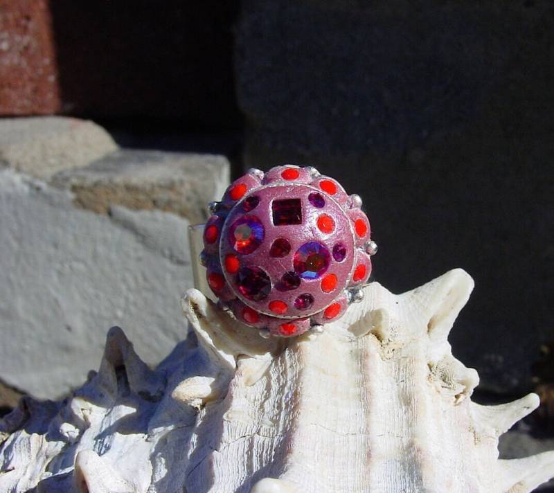 Roter Bling Ring, Swarovski Kristall Chaton Crystal Clay Versilberter Zinnring, Kleiner Runder Valentinstag Ring von BaublesHandcrafted