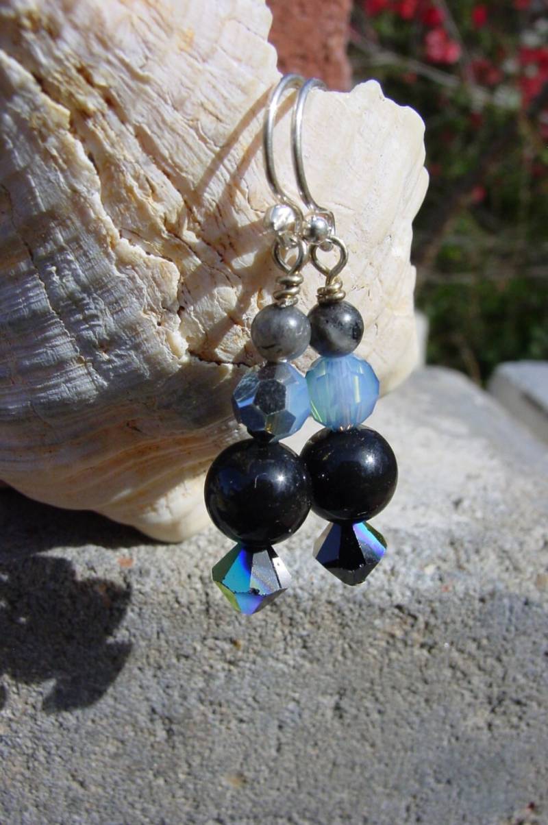 Swarovski Blue Opal Starshine Ohrringe, Jet Ab Kristalle, Schwarze Laradorit Mystic Schwarz Perlenohrringe, Ohrringe von BaublesHandcrafted