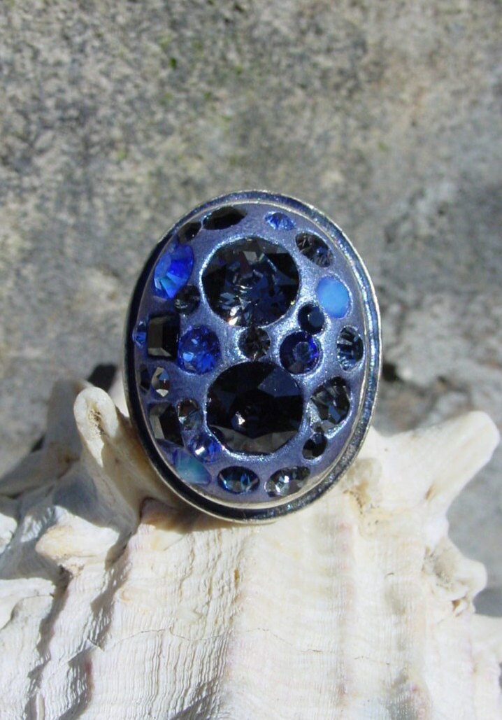 Swarovski Schwarz, Grau Und Blau Crystal Clay Ring, Neuer Chaton Schwarzer Irisierendes Sparkle Pulver von BaublesHandcrafted