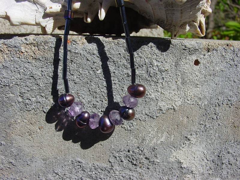 Zierliche Amethyst Und Lavendel Pfau Süßwasser Perle Bugle Halskette, Minimalist Layering Halskette von BaublesHandcrafted