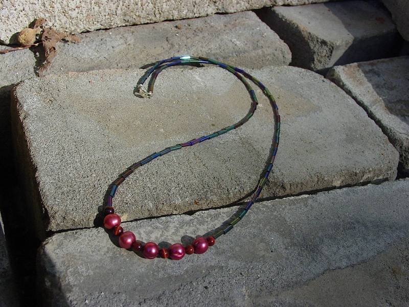 Zierliche Fuchsia Süßwasserperle Und Tigerauge Bugle Bead Halskette, Layering Minimalist Halskette von BaublesHandcrafted