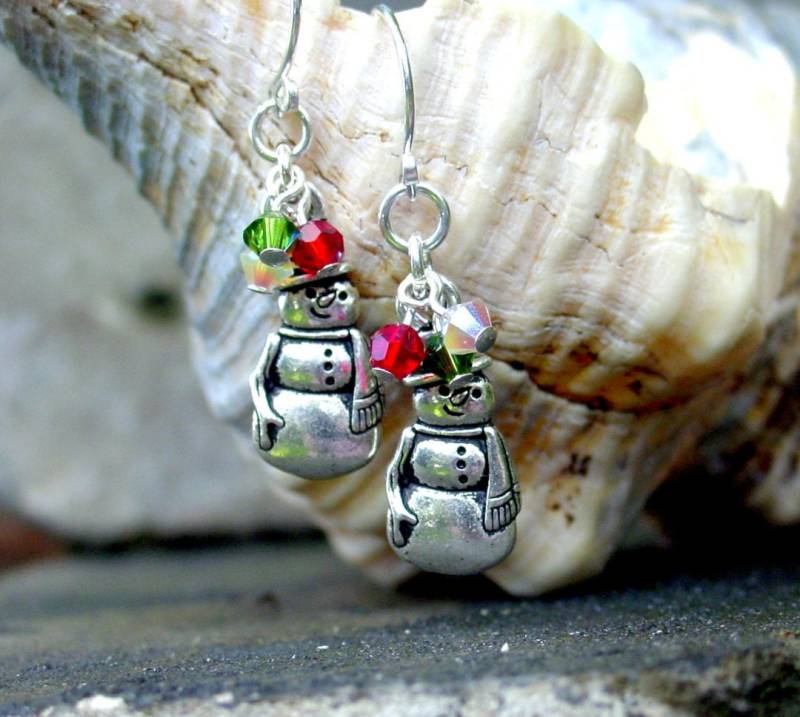 Zinn Schneemann Charme Ohrringe, Swarovski Kristall Rot, Grün, Weiß Urlaub Und Ohrring von BaublesHandcrafted