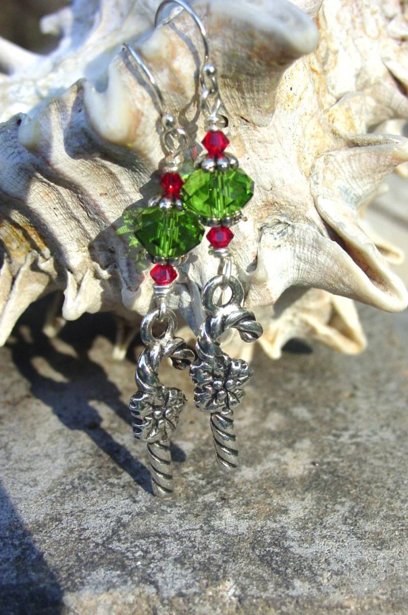 Zuckerstange Ohrringe, Zinn Charme Swarovski Kristall Weihnachtsohrringe, Urlaub Party Ohrringe von BaublesHandcrafted