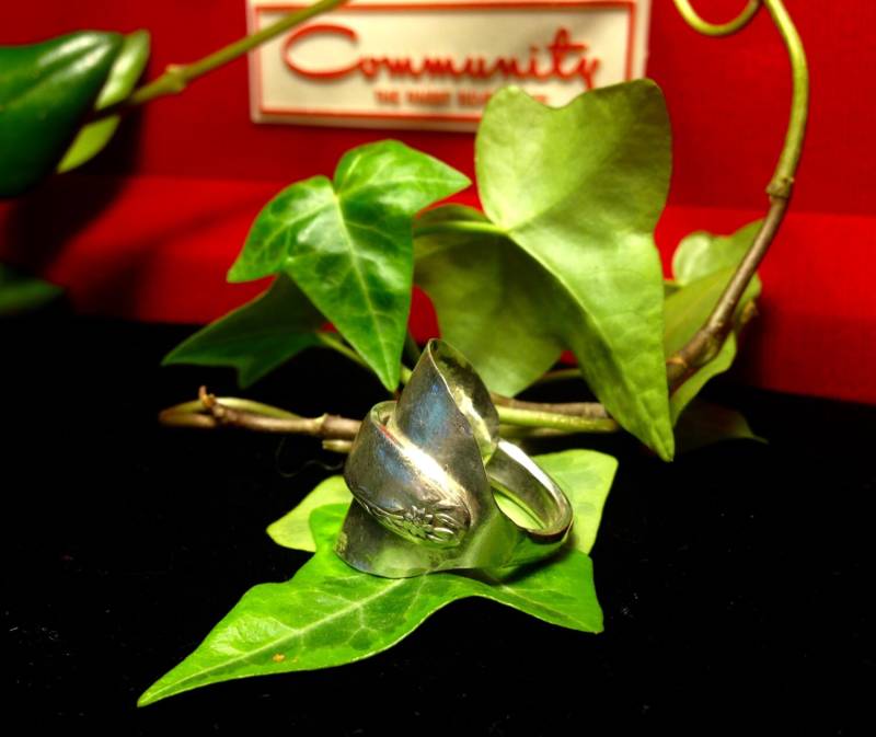 Gehämmerter Löffel-Ring Aus Versilbertem Silberbesteck von BaublesnBijouxWest