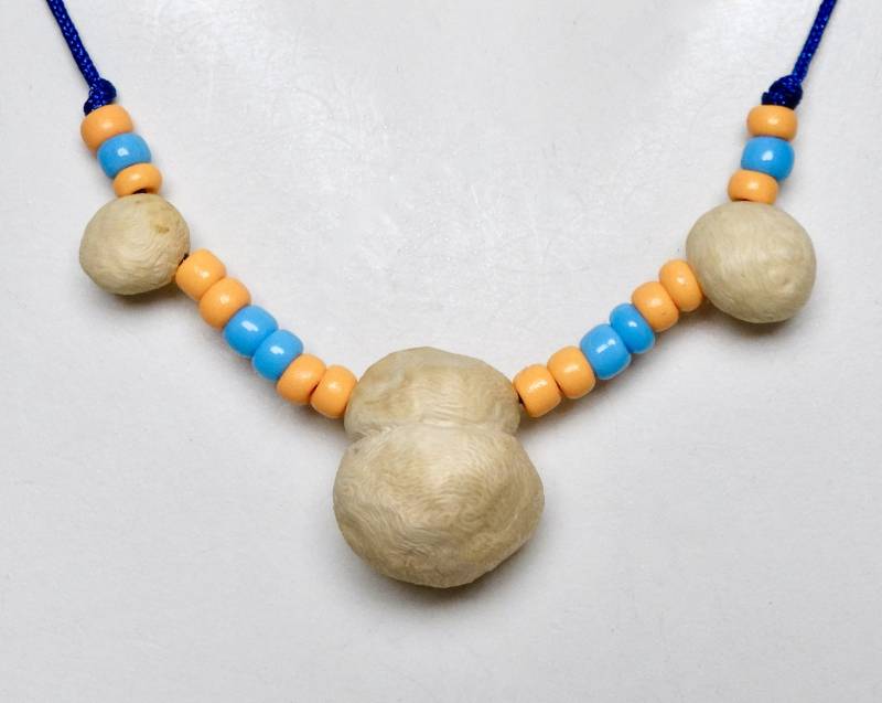 Buche - 4 Wunderschön Gemaserte Baumperlen Mit Zwilling Auf Einer Zarten Filigranen Nylon Kette Paracord Schnur von Baumperlen