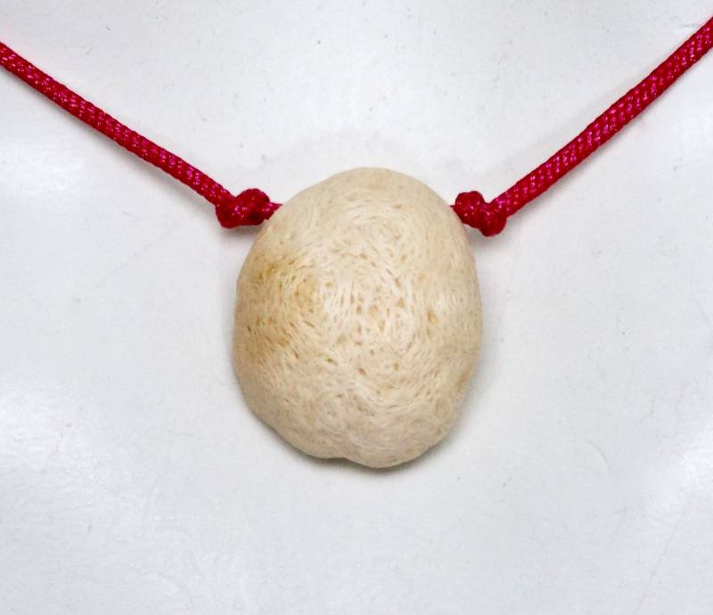 Buche - Prächtig Gemaserte Baumperle Auf Einer Zarten Filigranen Nylon Kette Paracord Schnur von Baumperlen