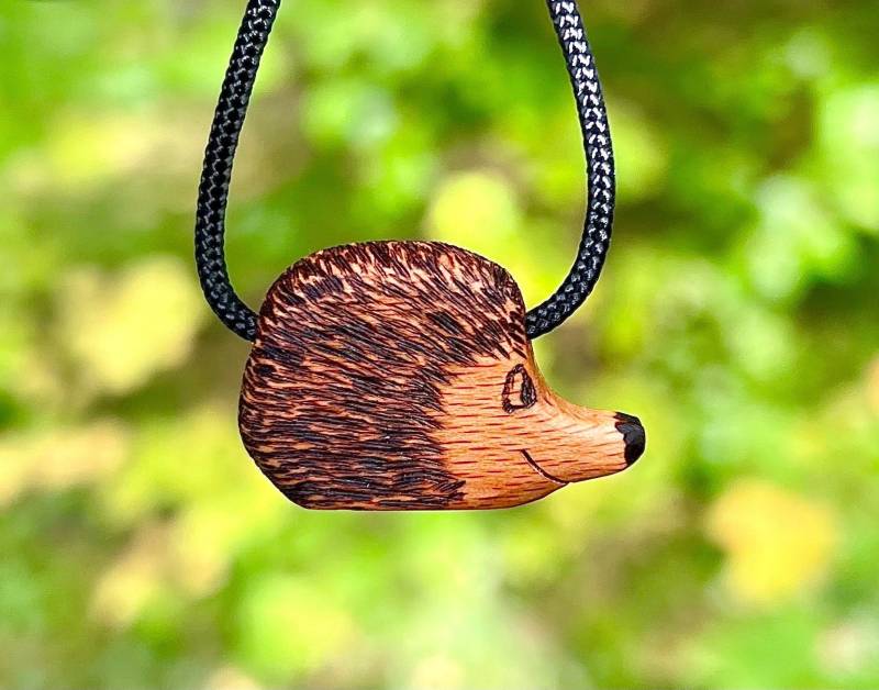 Igel Amulett Handgefertigt Unikat Hedgehog Anhänger Hedgehogs Holz Schmuck Kette Schlüsselanhänger Glücksbringer Geschnitzt Schnitzerei von Baumperlen