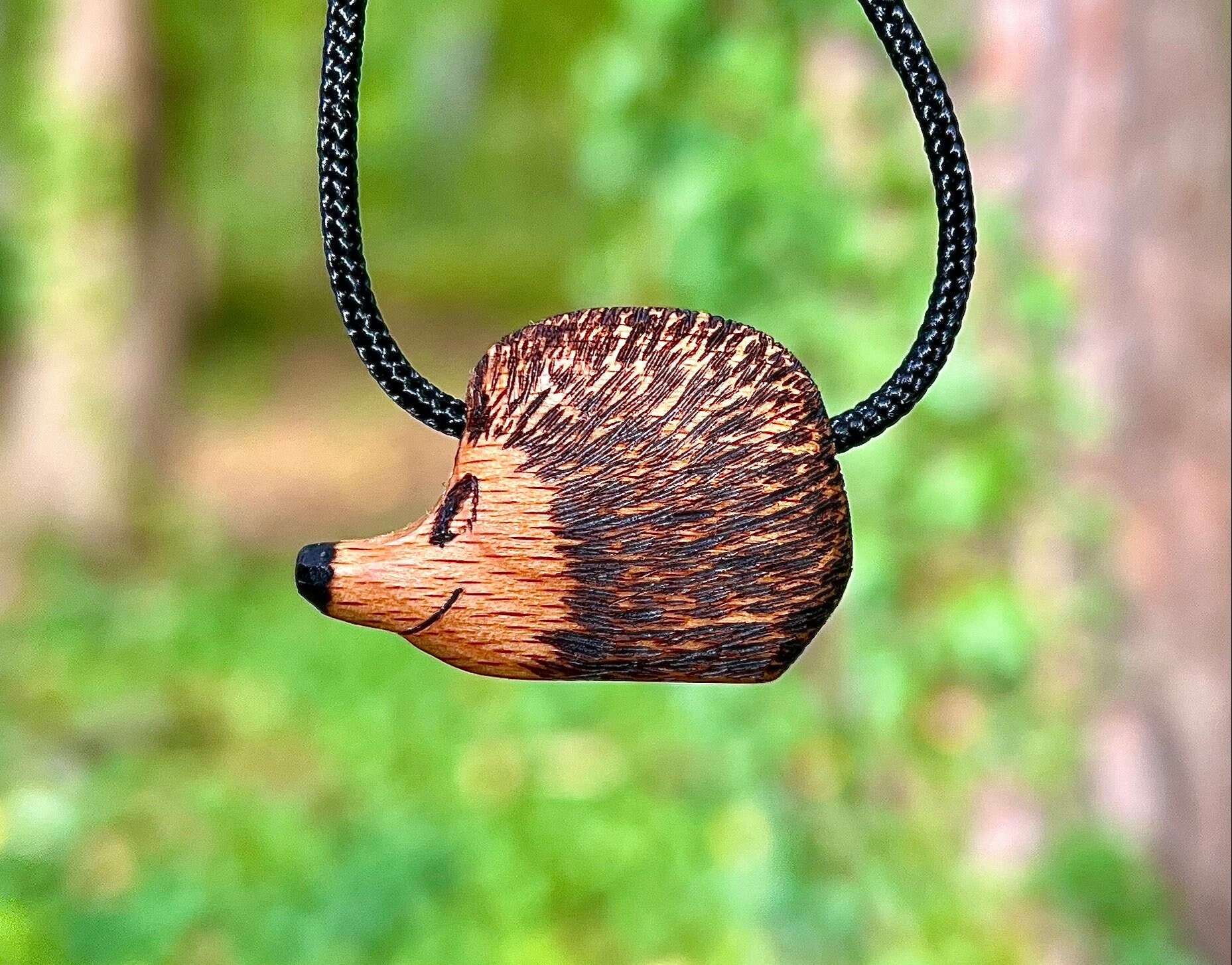 Igel Amulett Handgefertigt Unikat Hedgehog Anhänger Kettenanhänger Glücksbringer Schlüsselanhänger Hedgehogs Geschnitzt Schnitzerei Holz Igel Amulett Handgefertigt Unikat Hedgehog Anhänger Kettenanhänger Glücksbringer Schlüsselanhänger Hedgehogs Geschnitzt Schnitzerei Holz von Baumperlen