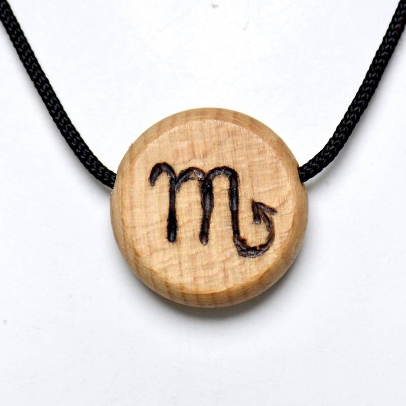 sternzeichen Skorpion Scorpio Amulett Aus Buchenholz Hartholz Mit Von Hand Gebranntem Tierkreiszeichen Anhänger Holzschmuck Buche von Baumperlen