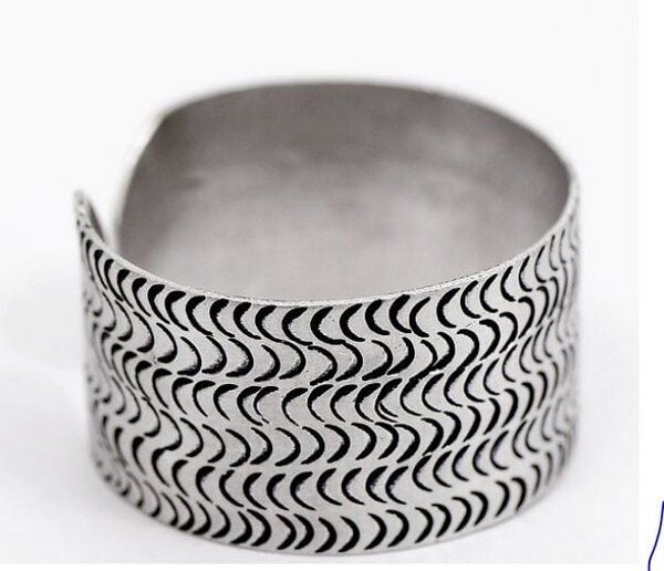 Bawa Hope Armreif Aluminium "Welle" recycelt von Bawa Hope