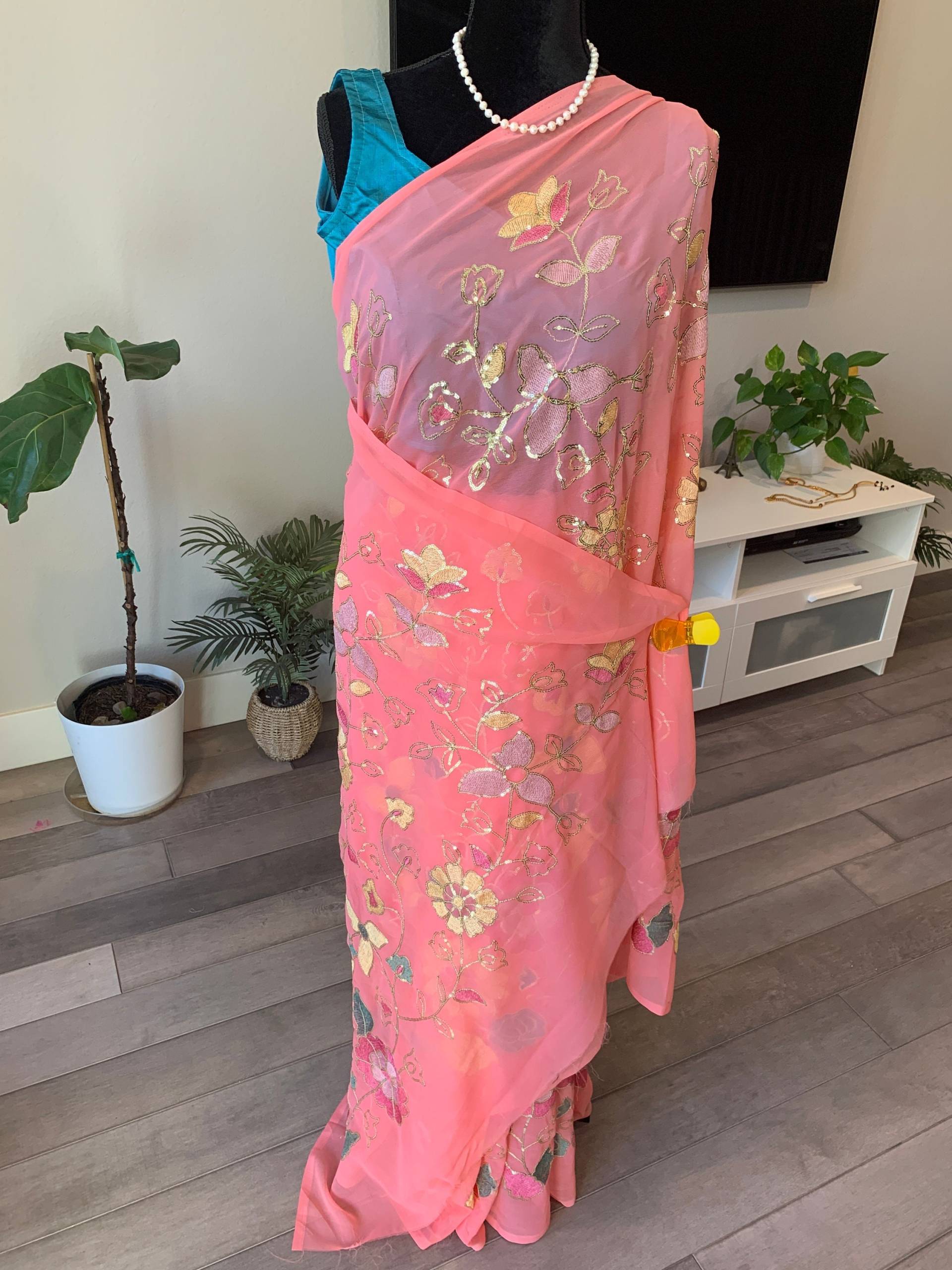 Exklusive Party Wear Designer Saree Mit Paillettenarbeit Und Stickerei Auf Reinem Georgette - Readymade Bluse von BayAreaSilkHouse