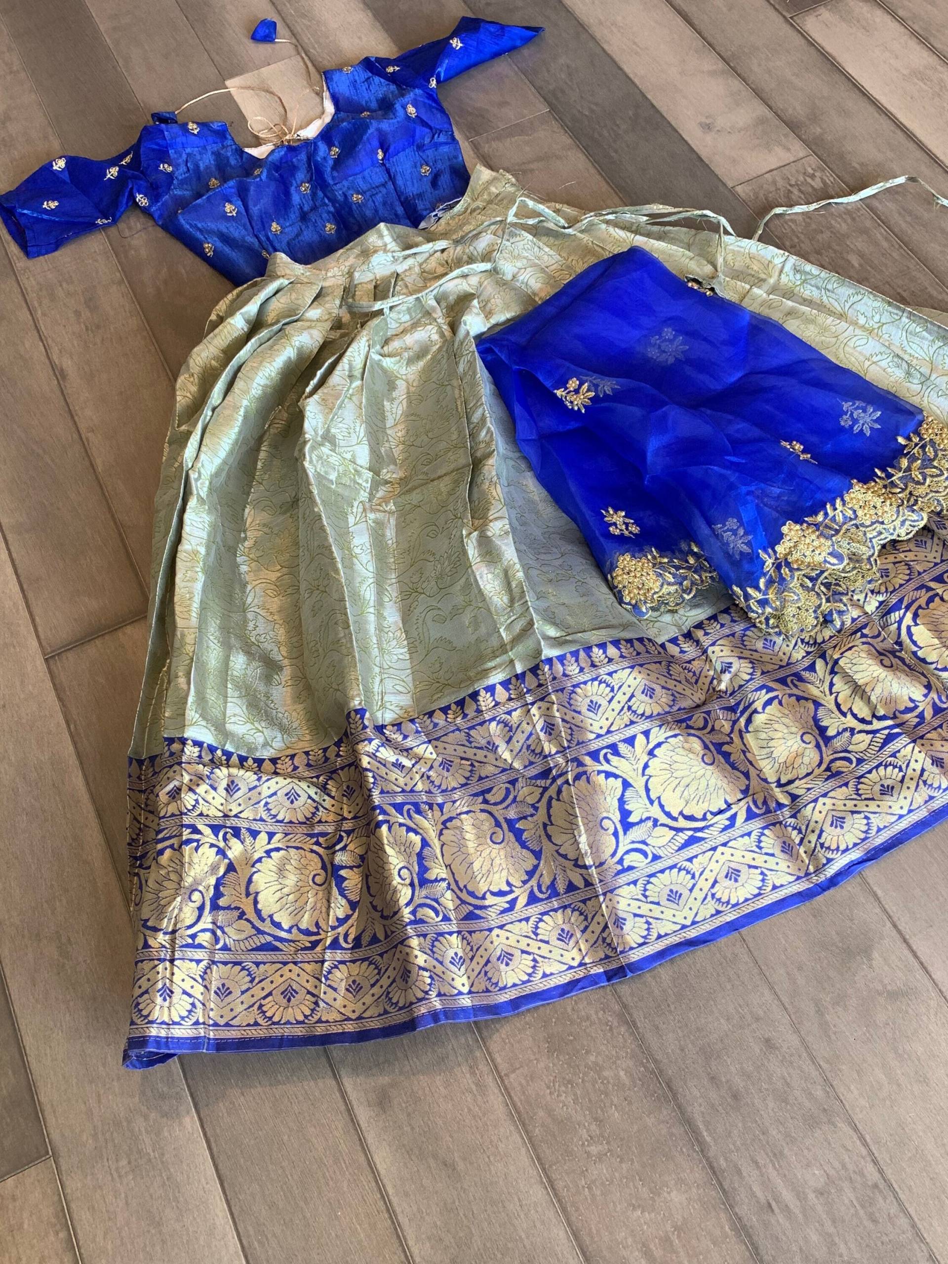 Junge Frauen Half Saree Set Mit Genähter Bluse in Wunderschönen Farben Junge Frauen Half Saree Set Mit Genähter Bluse in Wunderschönen Farben von BayAreaSilkHouse