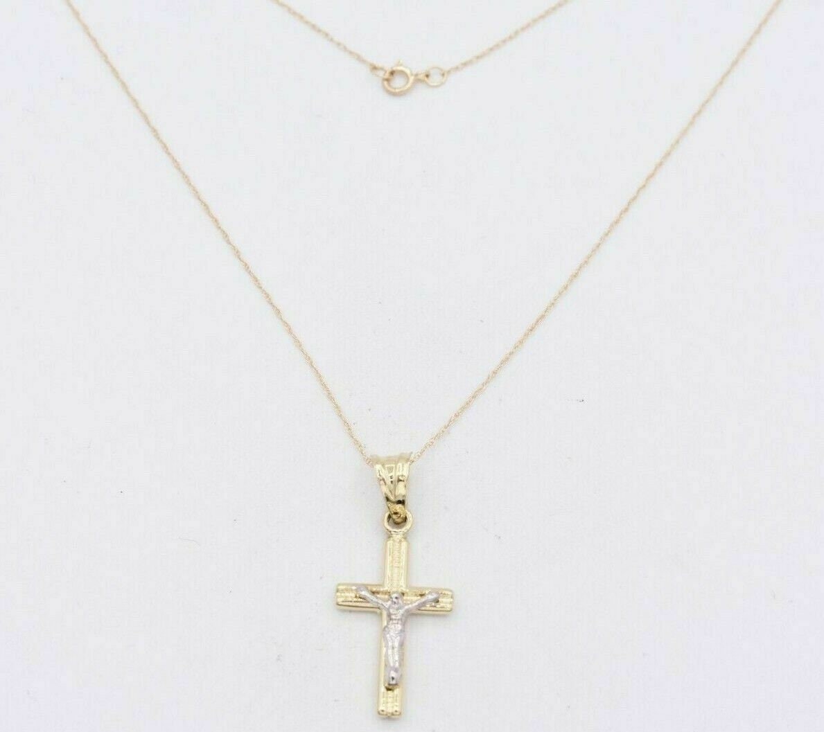 Jesus-Kreuz-Kruzifix-strukturierte Zweifarbige Anhänger-Halskette Aus Echtem 10-Karätigem Gelbgold von BayamJewelry