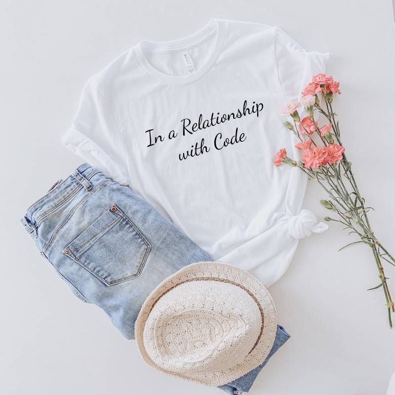 In Einer Beziehung Mit Code Shirt Lustiges Programmier-Liebhaber-Geschenk Computer T-Shirt Netz-Shirt In Einer Beziehung Mit Code Shirt Lustiges Programmier-Liebhaber-Geschenk Computer T-Shirt Netz-Shirt von BaylineWear