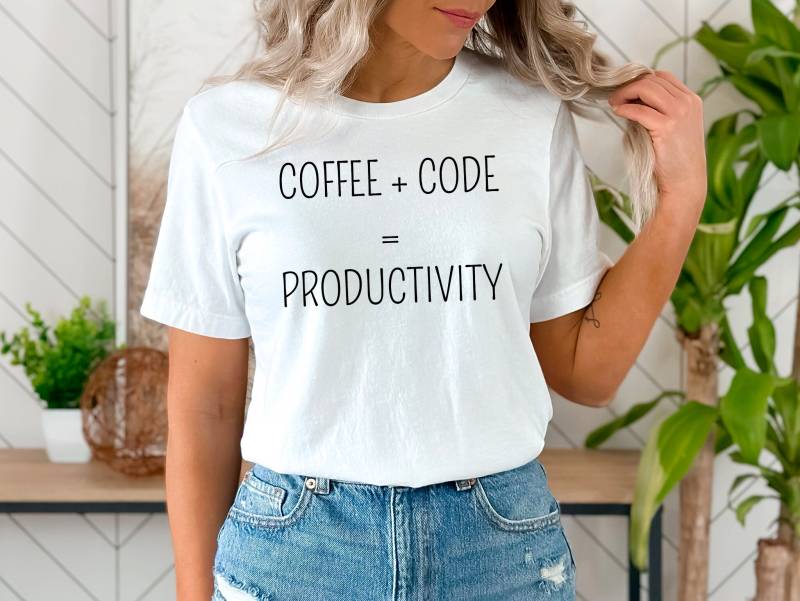 Kaffee + Code = Produktivität Shirt Lustiges Programmier-Liebhaber-Geschenk Computer T-Shirt Code Web-Shirt von BaylineWear