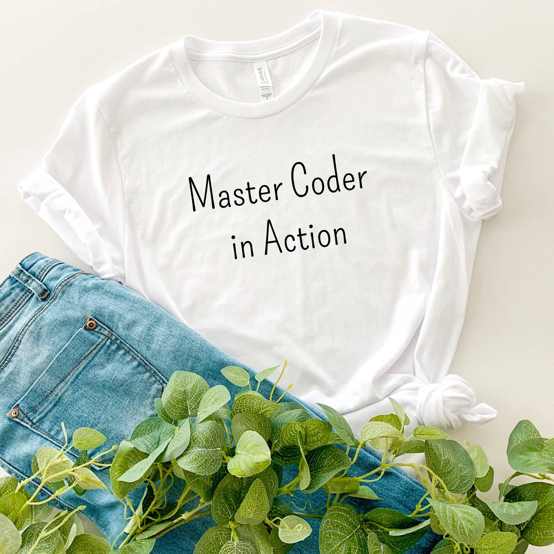 Master Coder in Action Shirt Lustige Programmier-Liebhaber-Geschenk Computer T-Shirt Code Web-Shirt von BaylineWear