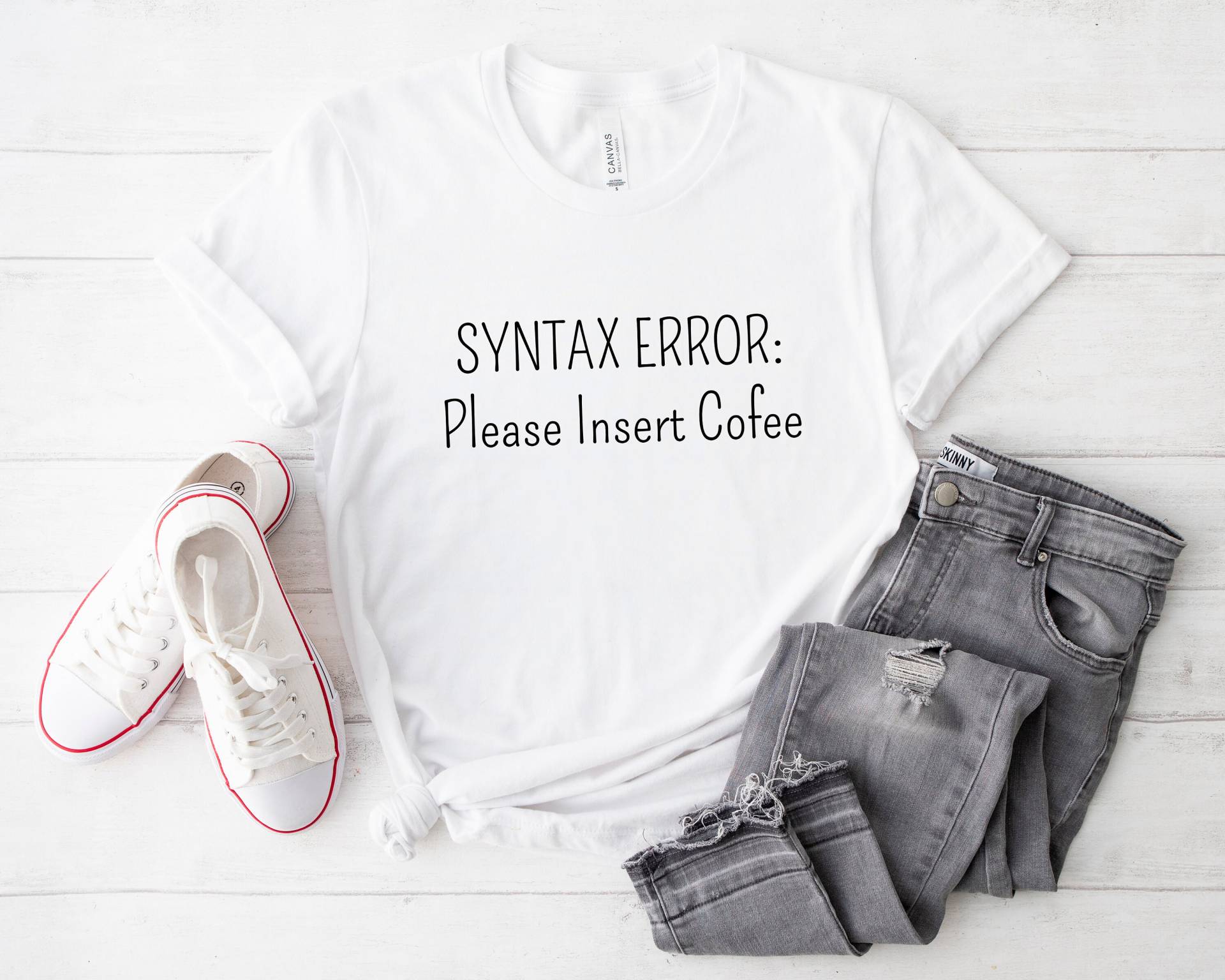 Syntax Error Bitte Legen Sie Cofee Shirt Lustiges Programmier-Liebhaber-Geschenk Computer-T-Shirt Code Web-Shirt Ein Syntax Error Bitte Legen Sie Cofee Shirt Lustiges Programmier-Liebhaber-Geschenk Computer-T-Shirt Code Web-Shirt Ein von BaylineWear