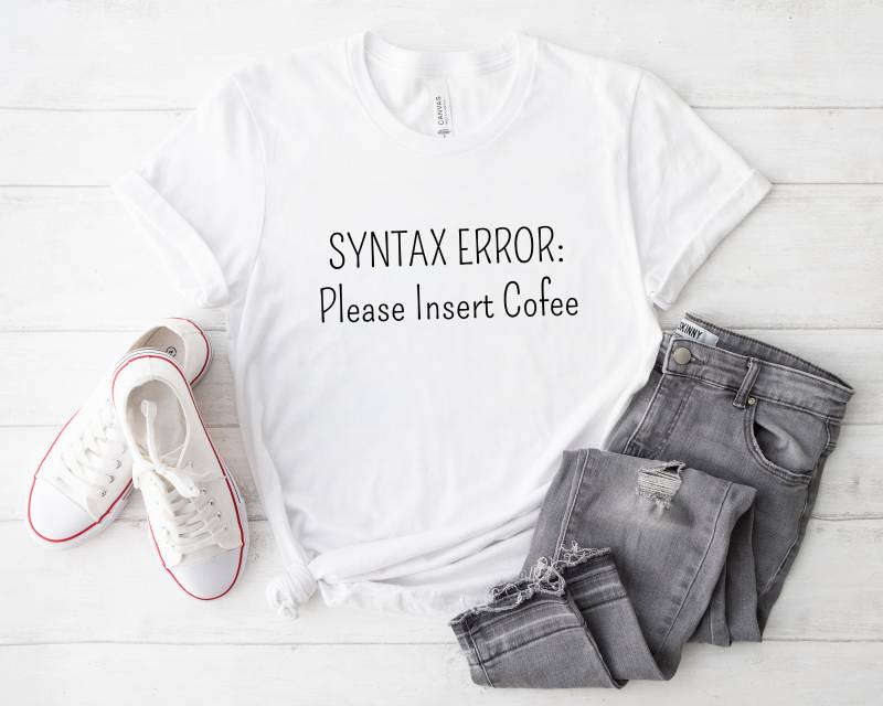 Syntax Error Bitte Legen Sie Cofee Shirt Lustiges Programmier-Liebhaber-Geschenk Computer-T-Shirt Code Web-Shirt Ein von BaylineWear