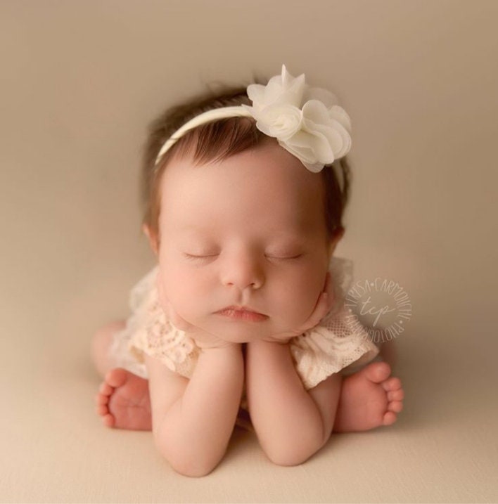 Perlenblume Neugeborenen Requisite Blume Stirnband Requisiten Fotografie Neugeborene Taufe Perle Blumen Haarband von BayouBeauxPropShop