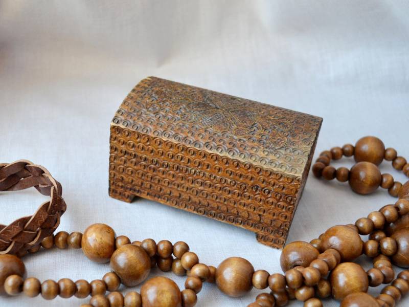 Holzbox Schmuckkästchen Halter Unikat Altes Holz Messing Handgeschnitzt Wohndekor Wikinger Dekor Schmuck Ornament von BazaarVintageStore