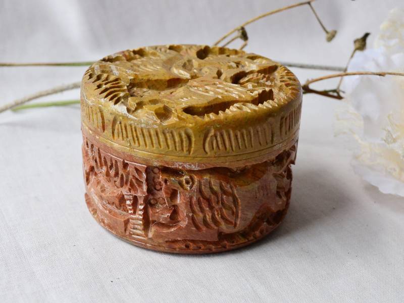 Seifenstein Schmuckkästchen Jevellery Geschnitzt Brust Vintage Jagd Löwe Ornament Tiere Box Boîte Vintage von BazaarVintageStore