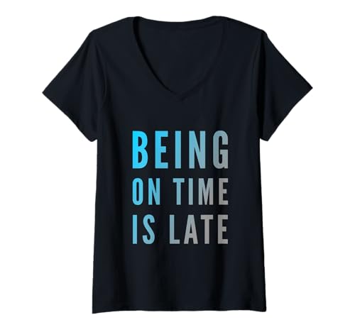 Damen Being In Time Is Late Zitat Lustiges Frühgeschäftszitat T-Shirt mit V-Ausschnitt Damen Being In Time Is Late Zitat Lustiges Frühgeschäftszitat T-Shirt mit V-Ausschnitt von Be Early Being On Time Is Late Meaning Shirt