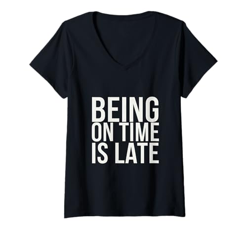 Damen Being In Time Is Late Zitat Lustiges Frühgeschäftszitat T-Shirt mit V-Ausschnitt Damen Being In Time Is Late Zitat Lustiges Frühgeschäftszitat T-Shirt mit V-Ausschnitt von Be Early Being On Time Is Late Meaning Shirt