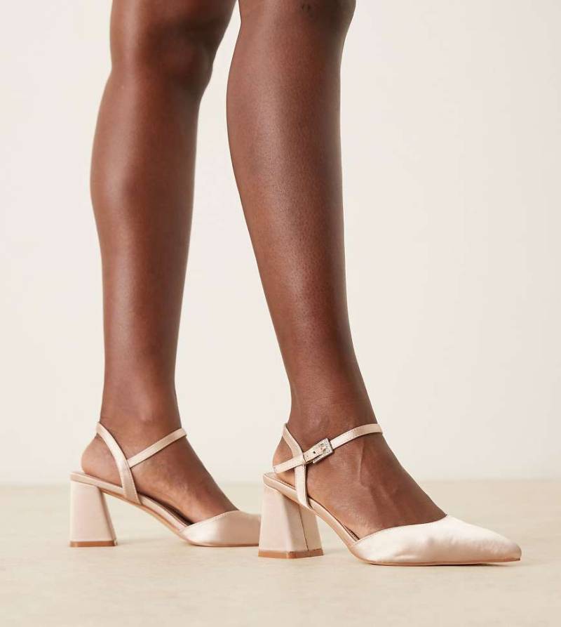 Be Mine Wide Fit - Bridal Ravina - Schuhe in Zartrosa mit Blockabsatz und spitzer Zehenpartie von Be Mine Wide Fit