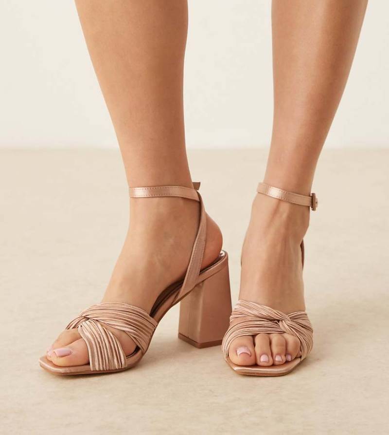 Be Mine Wide Fit - Bridal - Snuggle - Plissierte Sandaletten in Champagner mit Blockabsatz-Rosa von Be Mine Wide Fit