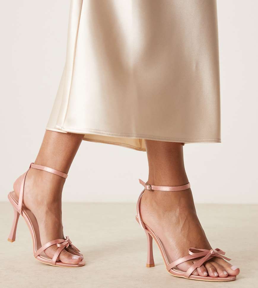 Be Mine Wide Fit - Sharly - Absatzsandalen aus Satin in Altrosa mit Schleifendetail, weite Passform von Be Mine Wide Fit