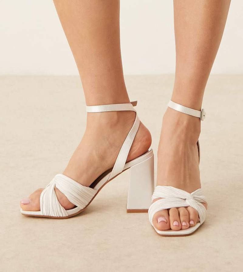 Be Mine - Bridal - Snuggle - Braut-Sandaletten in Elfenbeinweiß mit Blockabsatz und plissierten Riemchen von Be Mine
