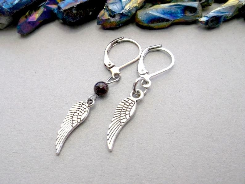 Gothic Flügel Ohrhänger Silber Engelflügel, Granat Perle von BeAliter