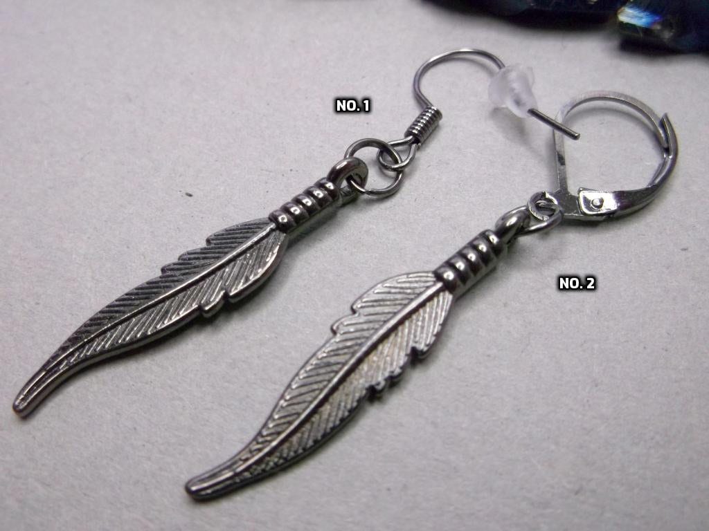 Gunmetal Feder Ohrring Edelstahl Haken, Gothic Hipster Stil von BeAliter