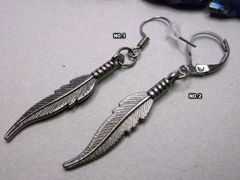 Gunmetal Feder Ohrring Edelstahl Haken, Gothic Hipster Stil Gunmetal Feder Ohrring Edelstahl Haken, Gothic Hipster Stil von BeAliter