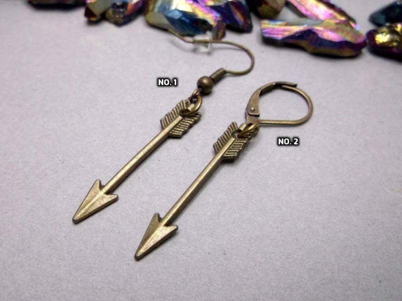 Messing Pfeil Ohrring Antike Bronze-Finish, Maskuliner Schmuck von BeAliter