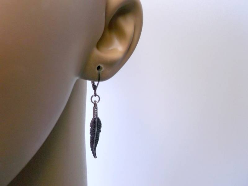 Schwarz Patina Feder Ohrring Edelstahl Haken von BeAliter