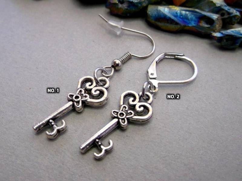 Skelett Schlüssel Ohrringe Tibetsilber, Edelstahl-Haken Skelett Schlüssel Ohrringe Tibetsilber, Edelstahl-Haken von BeAliter