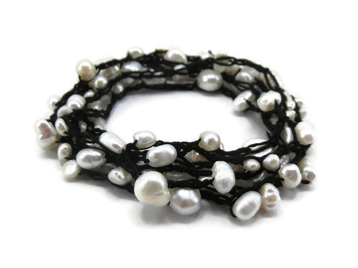 Boho Perle Wickeln Armband - Schwarz Und Weiß Perlen Multistrand Natürliche Weiße von BeBeautifulDesigns