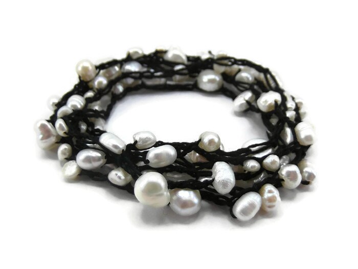 Boho Perle Wickeln Armband - Schwarz Und Weiß Perlen Multistrand Natürliche Weiße von BeBeautifulDesigns