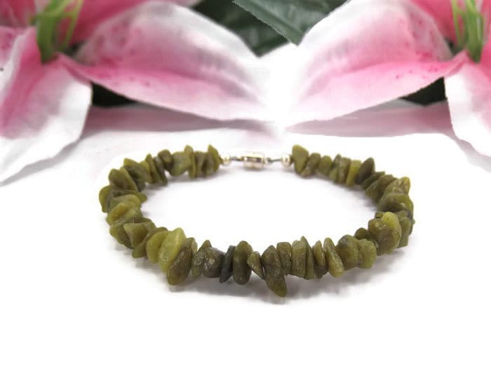 Edelstein Armband - Serpentin Chip Perlenarmband Chakra Edelstein-Schmuck Stacking-Armband Heilung von BeBeautifulDesigns