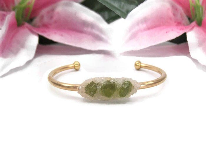 Grüne Peridot Armband - August Birthstone Roh Edelstein Gold Manschette von BeBeautifulDesigns