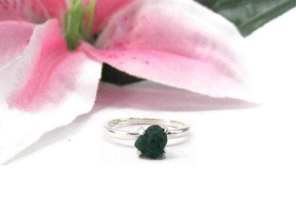 Ungeschliffener Smaragd Ring - Grüner Roher Ehering von BeBeautifulDesigns