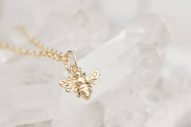 14K Gelbgold Biene Halskette Hummel Charm Anhänger von BeCharmedandCompany