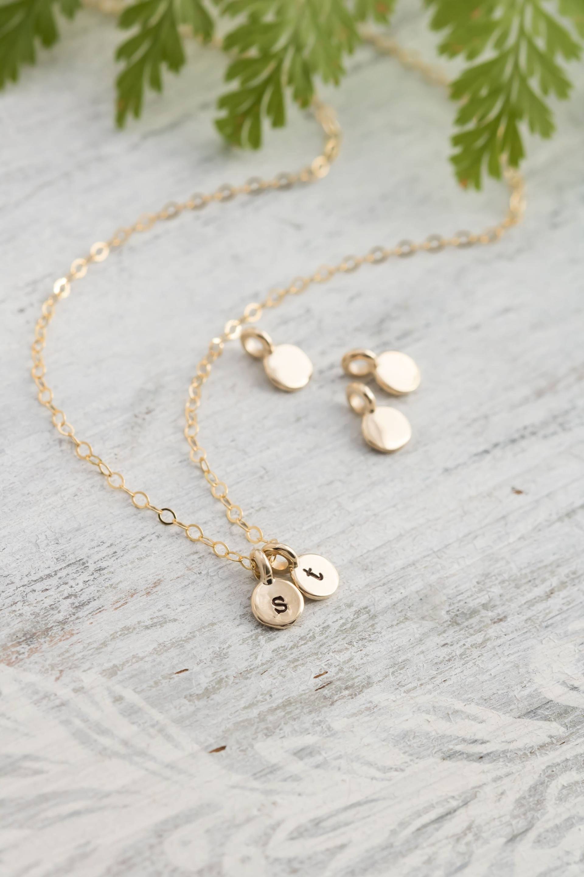 14K Gold Initial Charm Handgestempeltes Alphabet Anhänger von BeCharmedandCompany