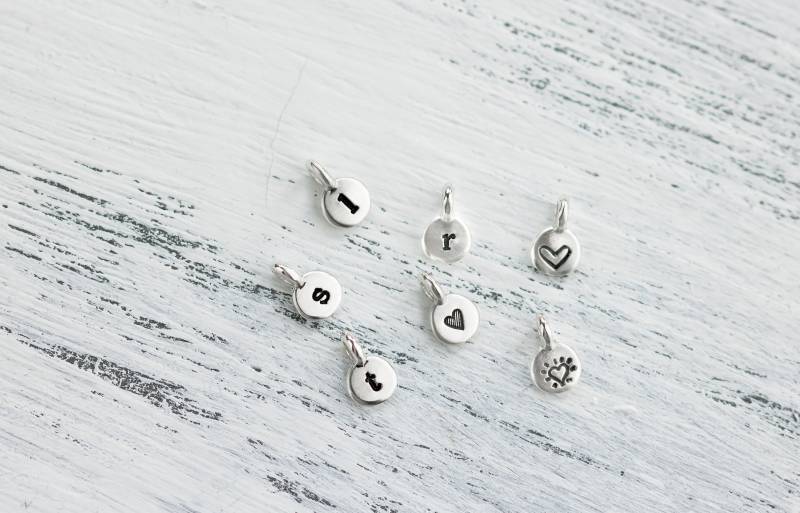 Handgestempelter Sterling Silber Initial Anhänger Buchstabe, Herz, Kreuz von BeCharmedandCompany