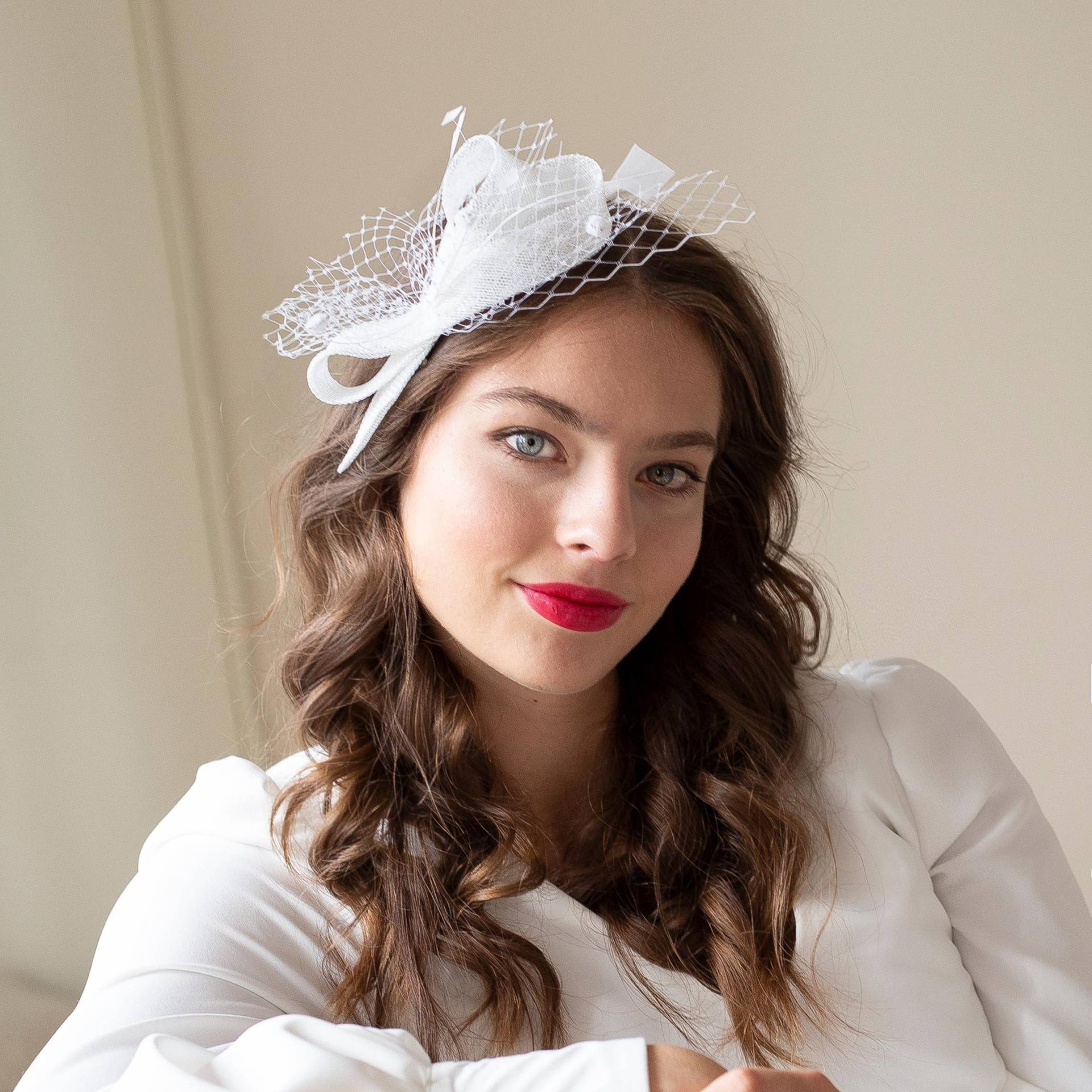 Braut Fascinator Mit Schleife Und Zartem Netz Akzent, Weißes Feder Hochzeit Kopfschmuck, Formeller Für Hochzeitsgäste von BeChicAccessories