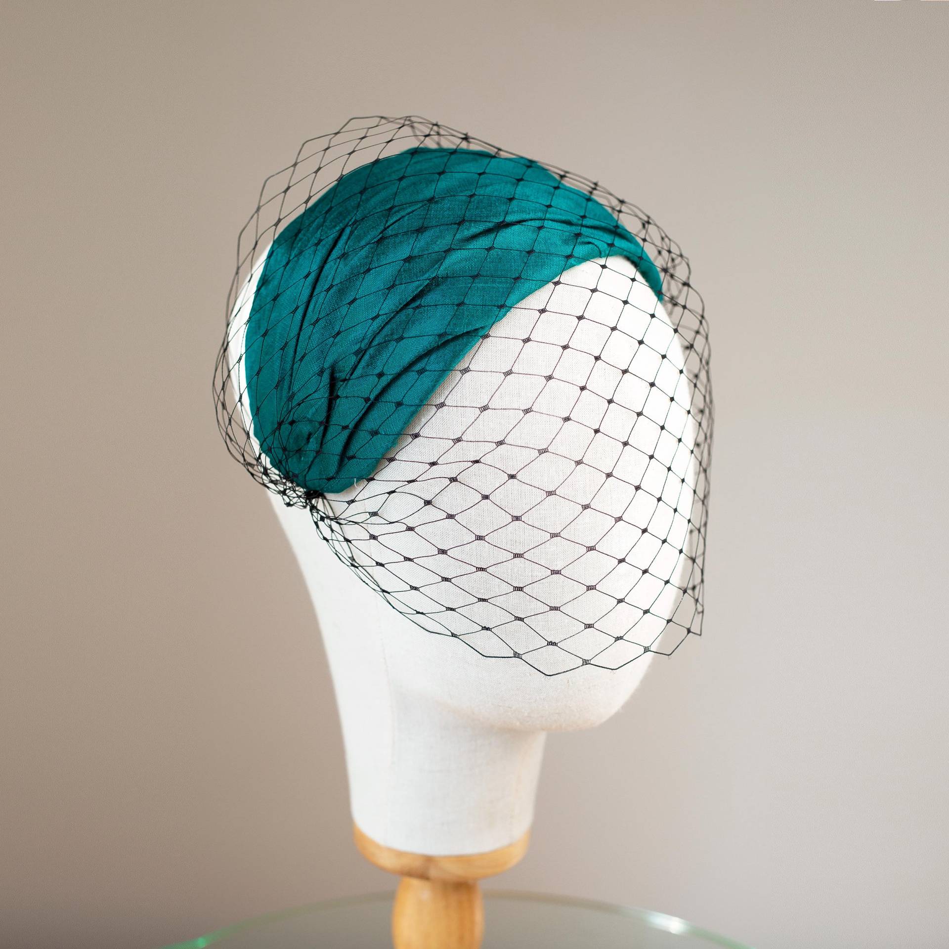 Dunkelgrüner Seiden-Kopfschmuck - Drapierte Calotte Halbhut, Old Hollywood Juliet Cap, 1950Er Stil Halbhut Mit Schleier, Kopfschmuck von BeChicAccessories