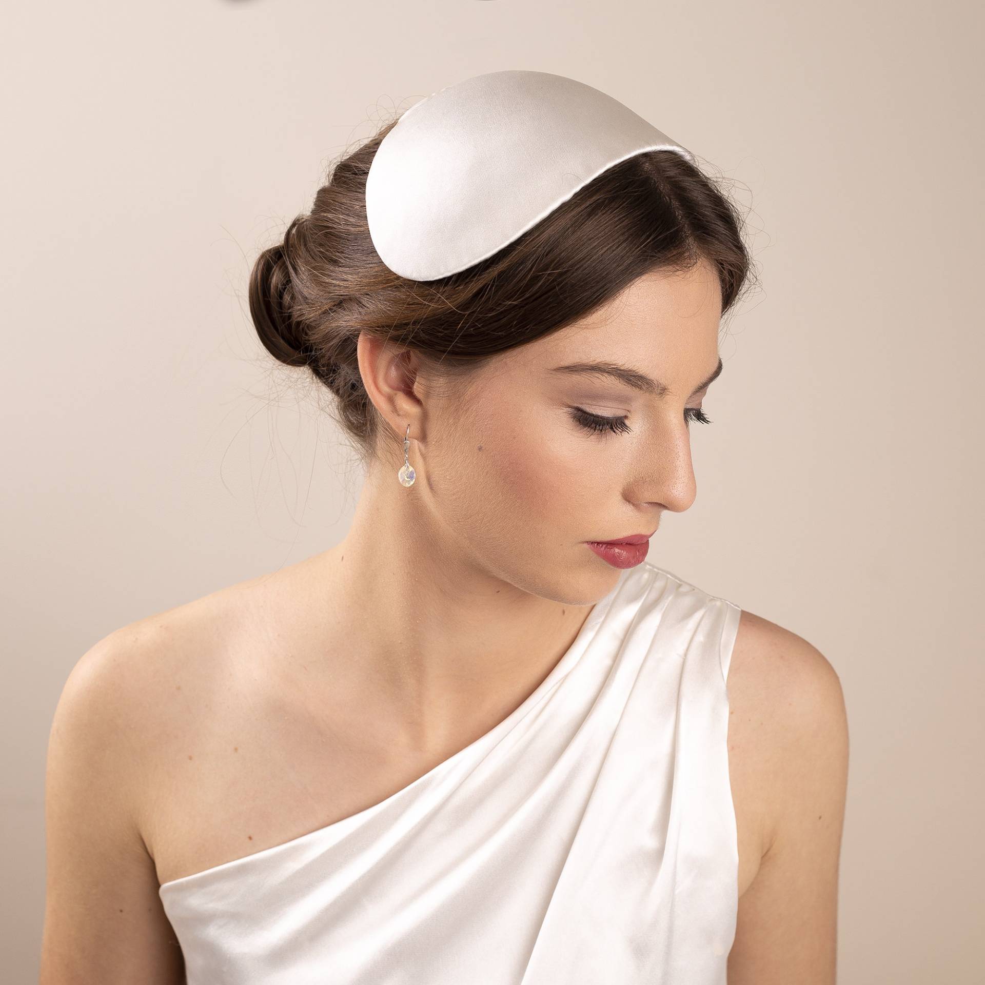 Hochzeit Kopfschmuck Aus Seidensatin, Vintage-Inspirierter Elfenbein Halbhut, 1950Er-Jahre-Halbhut-stil, Hochzeitshut von BeChicAccessories